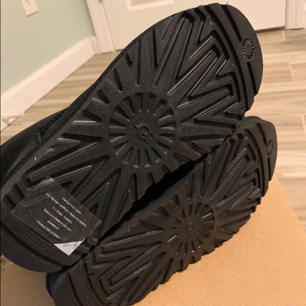UGGS - Picture 5 of 5